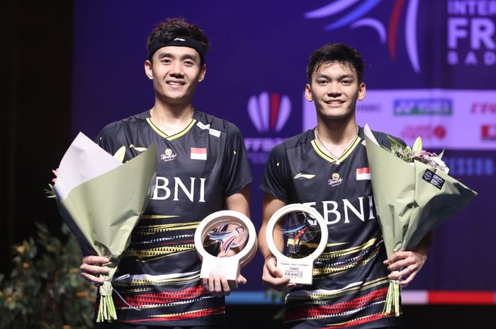 Pasangan ganda putra Indonesia, Muhammad Shohibul Fikri/Bagas Maulana, di podium French Open 2023 di di Glaz Arena, Rennes, Prancis, Minggu (29/10/2023).