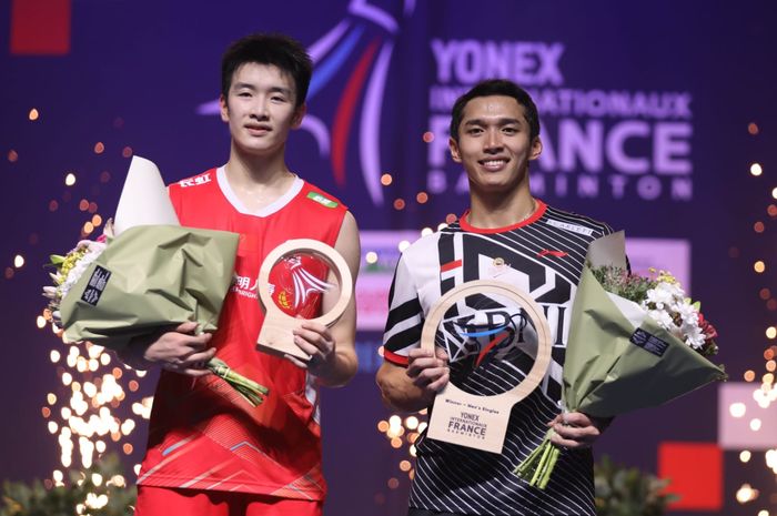 Pebulu tangkis tunggal putra Indonesia, Jonatan Christie,  di podium French Open 2023 bersama Li Shi Feng (China) di Glaz Arena, Rennes, Prancis, Minggu (29/10/2023).