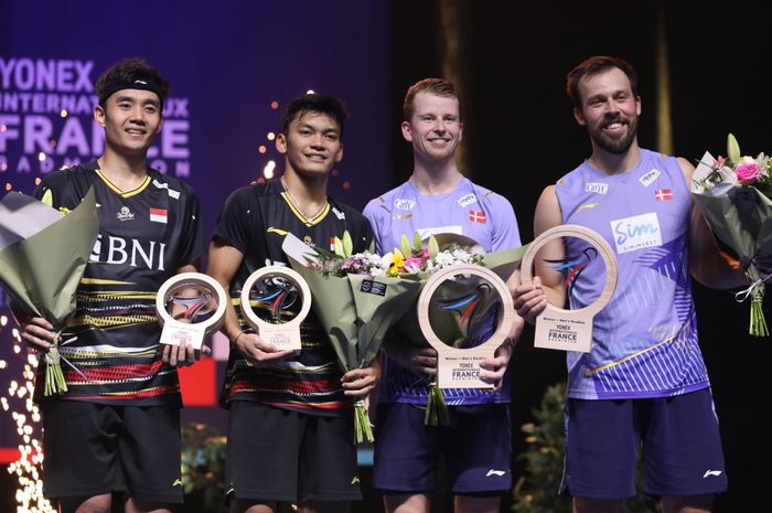 Pasangan ganda putra Indonesia, Muhammad Shohibul Fikri/Bagas Maulana, di podium French Open 2023 bersama Kim Astrup/Anders Skaarup Rasmussen (Denmark) di Glaz Arena, Rennes, Prancis, Minggu (29/10/2023).