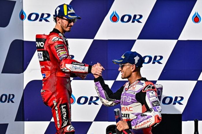 Pembalap Prima Pramac, Jorge Martin (kanan) bersalaman dengan Francesco Bagnaia di podium MotoGP Thailand 2023 di Sirkuit Chang Buriram, Minggu (29/10/2023).