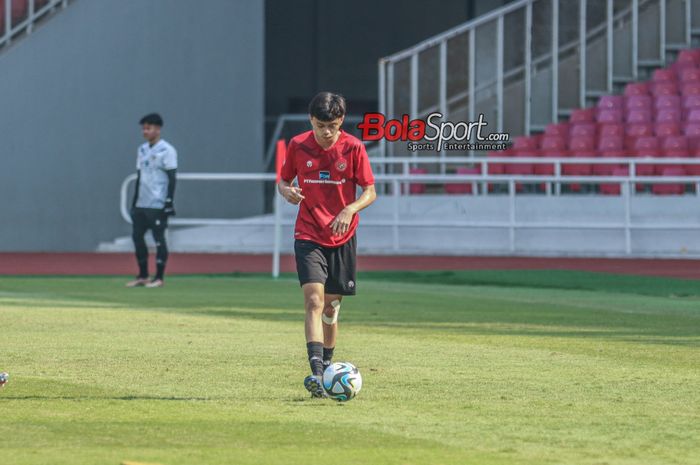 Pemain timnas U-17 Indonesia, Reno Salampessy, saat berlatih di Stadion Utama Gelora Bung Karno, Senayan, Jakarta, Senin (30/10/2023).