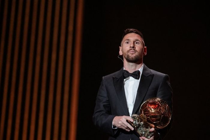 Lionel Messi masuk golongan tujuh pemain langka setelah mengawinkan gelar Ballon d'Or dan Piala Dunia.