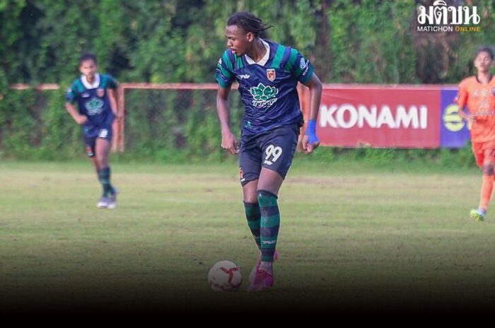 Pemain keturunan Thailand-Ghana, Abdul Qadiri Hamit, mendapat perlakuan rasialisme dalam pertandingan Liga Thailand 3.