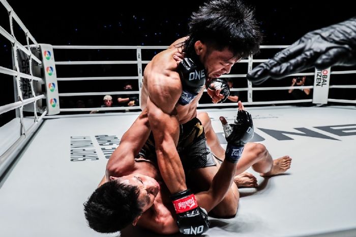 Lito Adiwang saat mengalahkan jagoan Indonesia, Adrian Mattheis, di ONE Friday Fights 34 pada 22 September 2023.