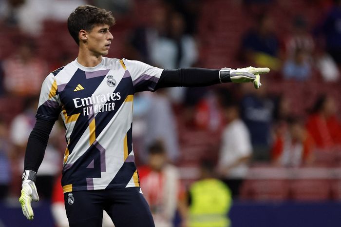 Kepa Arrizabalaga saat melakoni pemanasan duel Real Madrid vs Atletico Madrid di Liga Spanyol (24/9/2023).