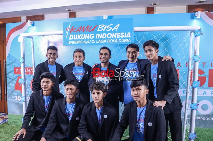 Foto bersama jumpa pers acarq by.U dengan sejumlah timnas U-17 Indonesia di Hotel Le Meridien, Tanah Abang, Rabu (1/11/2023).