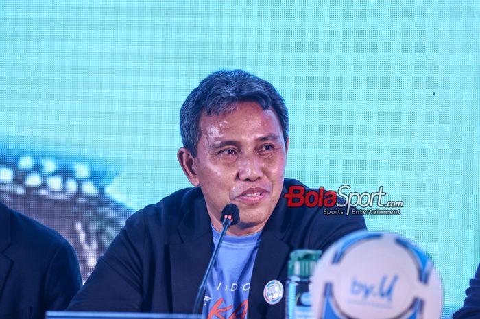 Pelatih timnas U-17 Indonesia, Bima Sakti, sedang memberikan keterangan kepada awak media dalam sesi jumpa pers di Hotel Le Meridien, Tanah Abang, Rabu (1/11/2023).