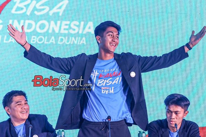 Pemain timnas U-17 Indonesia, Sulthan Zaky, sedang memperagakan selebrasi ketika berhasil mencetam gol pada Piala Dunia U-17 2023 dalam sesi jumpa pers di Hotel Le Meridien, Tanah Abang, Rabu (1/11/2023).