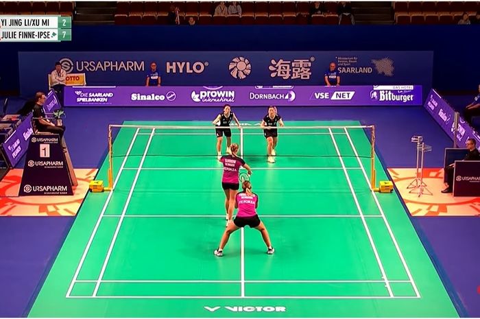 Pasangan ganda putri China, Li Yi Jing/Luo Xu Min sempat menelan kekalahan di gim pertama melawan pangan jebolan kualifikasi asal Denmark, Julie Finnie-ipsen/Mai Surrow pada babak pertama Hylo Open 2023 di Saarlandhalle, Saarbrucken, Jerman, Rabu (1/11/2023).