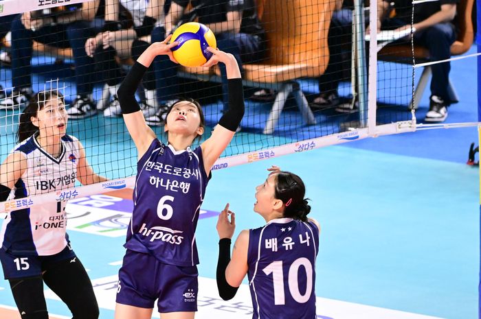 Setter utama Gimcheon Korea Expressway Hi-Pass, Lee Yun-jung (6) yang baru kembali pada lanjutan liga voli Korea saat bertemu Hwaseong IBK Altos