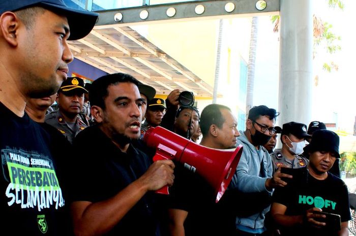 Manajer Persebaya Surabaya Yahya Alkatiri saat berkomunikasi dengan ratusan Bonek yang menggelar aksi demo didepan kantor marketing Persebaya yang berada di Sutos Surabaya, Jawa Timur, Senin (30/10/2023) pagi  Artikel ini telah tayang di Kompas.com dengan judul 