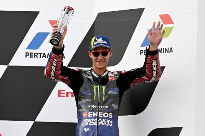 Pembalap Monster Energy Yamaha, Fabio Quartararo, di podium setelah balapan MotoGP Indonesia di Sirkuit Mandalika, Lombok, NTB, 15 Oktober 2023.