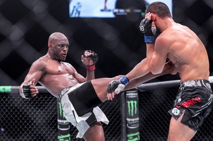 Kamaru Usman (kiri) sedang melancarkan tendangan ke arah Khamzat Chimaev (kanan) pada UFC 294