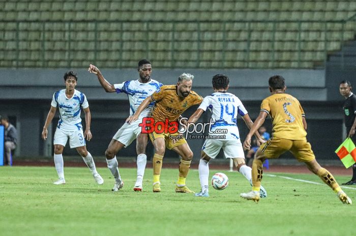 Henry Matias Mier Codina alias Mati Mier (tengah) sedang menguasai bola dan dibayangi Boubakary Diarra (kiri) dalam laga pekan ke-18 Liga 1 2023 antara Bhayangkara FC versus PSIS Semarang di Stadion Patriot Candrabhaga, Bekasi, Jawa Barat, Kamis (2/11/2023).