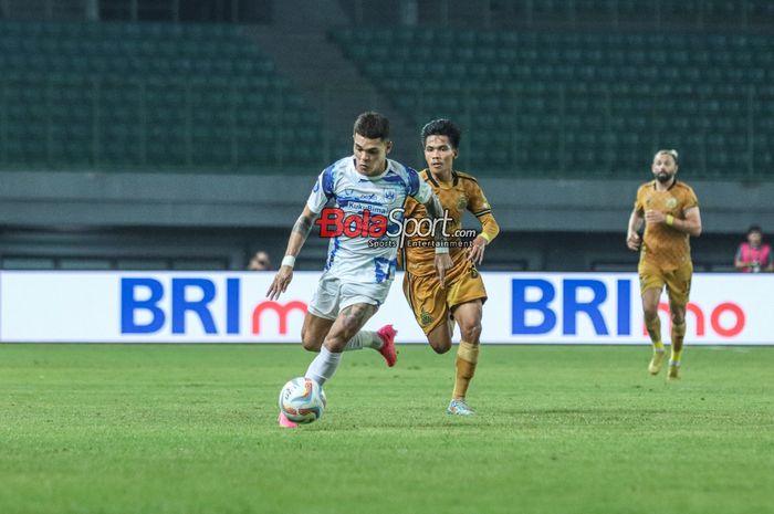 Paulo Domingos Gali Da Costa Freitas alias Gali Freitas (kiri) sedang menguasai bola dan dibayangi David Maulana (kanan) dalam laga pekan ke-18 Liga 1 2023 antara Bhayangkara FC versus PSIS Semarang di Stadion Patriot Candrabhaga, Bekasi, Jawa Barat, Kamis (2/11/2023).