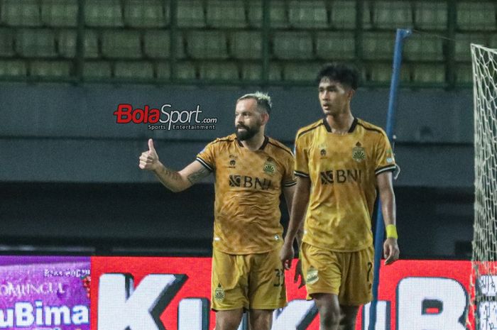 Henry Matias Mier Codina alias Mati Mier (kiri) sedang mengacungkan jempol seusai mencetak gol dalam laga pekan ke-18 Liga 1 2023 antara Bhayangkara FC versus PSIS Semarang di Stadion Patriot Candrabhaga, Bekasi, Jawa Barat, Kamis (2/11/2023).