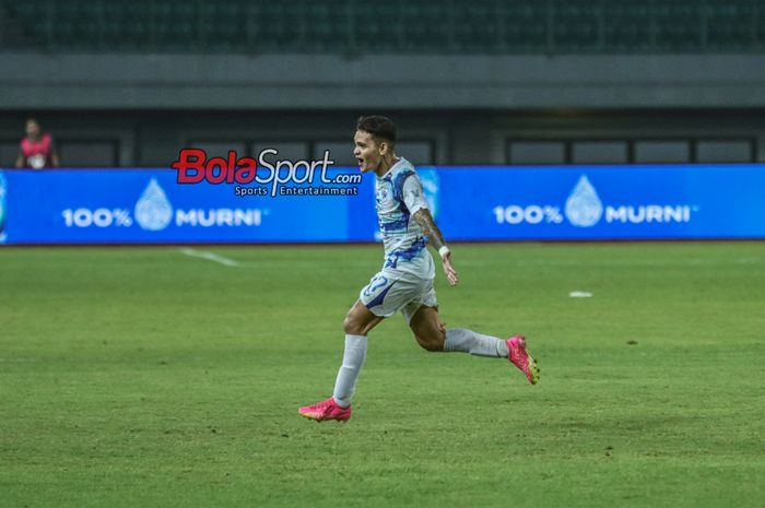 Paulo Domingos Gali Da Costa Freitas alias Gali Freitas (kanan) melakukan selebrasi seusai mencetak gol  dalam laga pekan ke-18 Liga 1 2023 antara Bhayangkara FC versus PSIS Semarang di Stadion Patriot Candrabhaga, Bekasi, Jawa Barat, Kamis (2/11/2023).