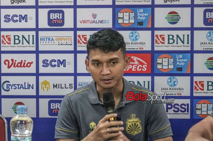 Penyerang Bhayangkara FC, Dendy Sulistyawan, saat hadir dalam sesi jumpa pers di Stadion Patriot Candrabhaga, Bekasi, Jawa Barat, Kamis (2/11/2023).