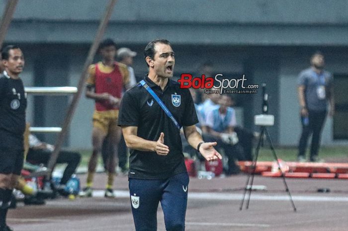 Pelatih PSIS Semarang, Gilbert Agius, sedang memberikan intruksi kepada para pemainnya saat bertanding di Stadion Patriot Candrabhaga, Bekasi, Jawa Barat, Kamis (2/11/2023).