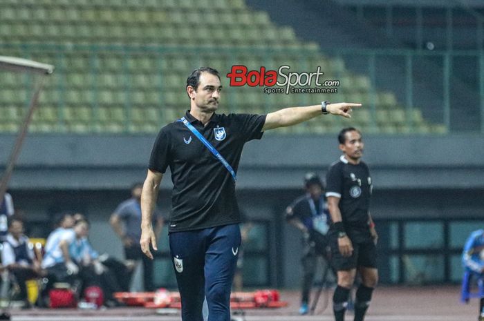 Pelatih PSIS Semarang, Gilbert Agius, sedang memberikan intruksi kepada para pemainnya saat bertanding di Stadion Patriot Candrabhaga, Bekasi, Jawa Barat, Kamis (2/11/2023).