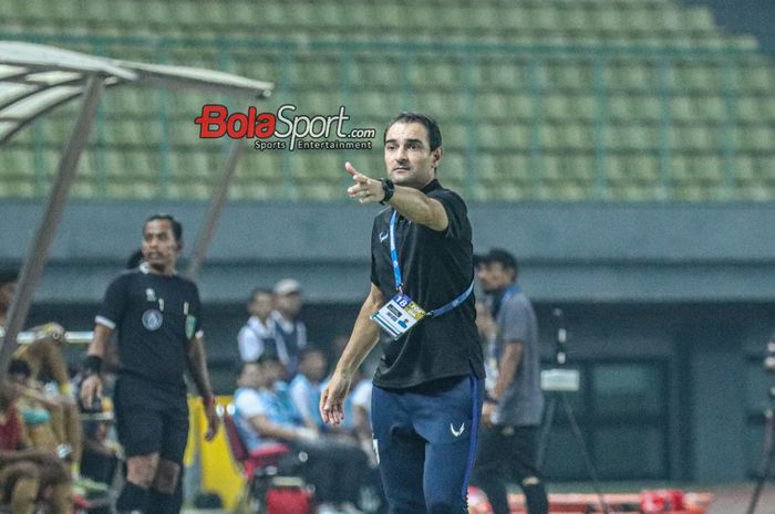 Pelatih PSIS Semarang, Gilbert Agius, sedang memberikan intruksi kepada para pemainnya saat bertanding di Stadion Patriot Candrabhaga, Bekasi, Jawa Barat, Kamis (2/11/2023).