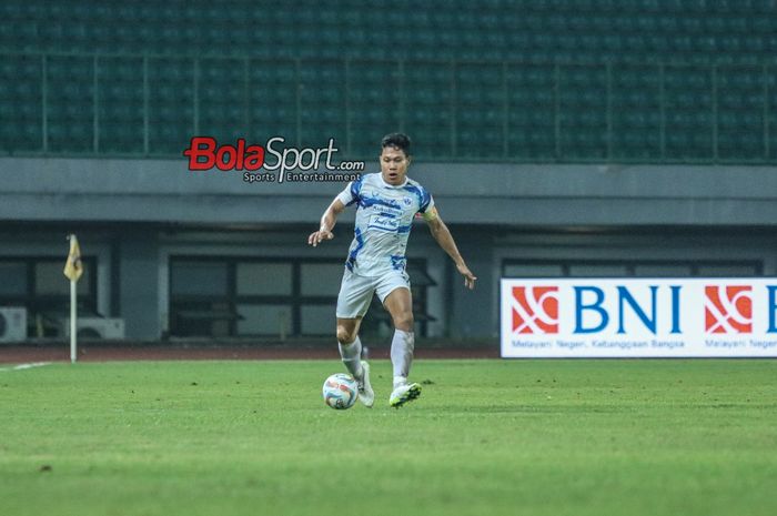 Bek PSIS Semarang, Wahyu Prasetyo, sedang menguasai bola saat bertanding di Stadion Patriot Candrabhaga, Bekasi, Jawa Barat, Kamis (2/11/2023).