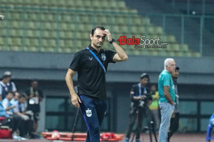 Pelatih PSIS Semarang, Gilbert Agius (kiri), sempat memegangi kepalanya saat sedang memantau timnya bertanding di Stadion Patriot Candrabhaga, Bekasi, Jawa Barat, Kamis (2/11/2023).