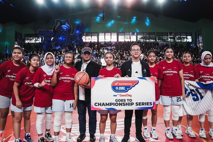 Ketum Pengprov Perbasi DKI Jakarta Lexyndo Hakim (kelima dari kanan) bersama tim putri SMAN 70 Jakarta, juara Seri Jakarta Selatan (South Region) yang akan bersaing pada Honda DBL with Kopi Good Day 2033 DKI Jakarta Championship Series di GOR Soemantri Brodjonegoro, 2 hingga 8 November.