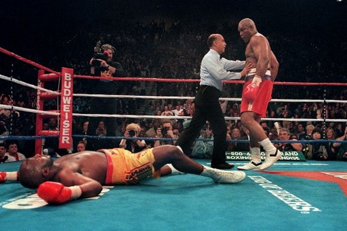 George Foreman meng-KO Michael Moorer yang berusia 19 tahun lebih muda untuk menjadi juara dunia tinju kelas berat tertua pada 5 November 1994 di Las Vegas.