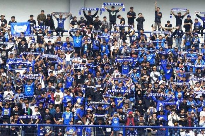 Aksi Bobotoh birukan tribun Persib Bandung.