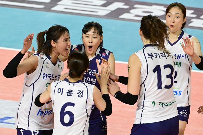 Outside hitter Gimchon Korea Expressway Hi-Pass asal Thailand, Thanacha Sooksod (paling kiri) saat menjadi mimpi buruk Daejeon JungKwanJang Red Sparks pada Liga Voli Korea, Jumat, 2 November 2023