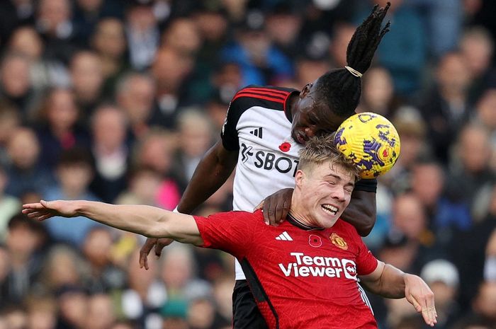 Pemain Man United harus lebih rajin kasih bola kepada Rasmus Hojlund (bawah) jika ingin menambah peluang mencetak gol.