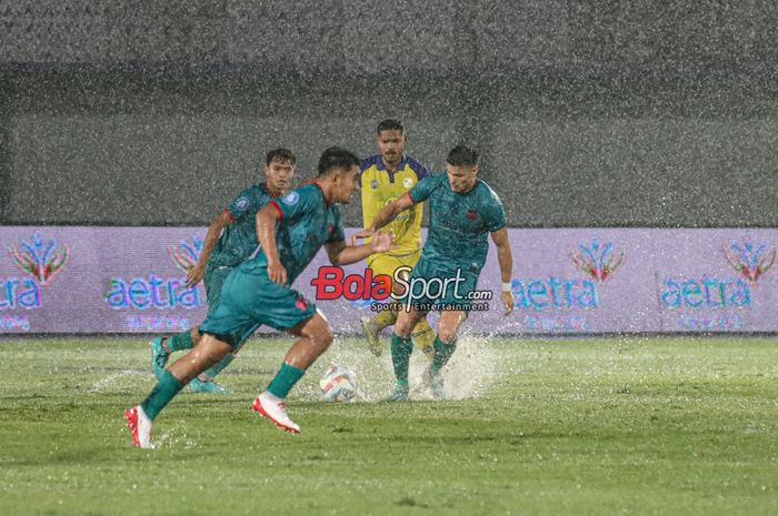 Ramiro Ezequiel Fergonzi (kanan) sedang mengusai bola saat bertanding dalam laga pekan ke-18 Liga 1 2023 antara Persita Tangerang versus Barito Putera di Stadion Indomilk Arena, Tangerang, Banten, Sabtu (4/11/2023).