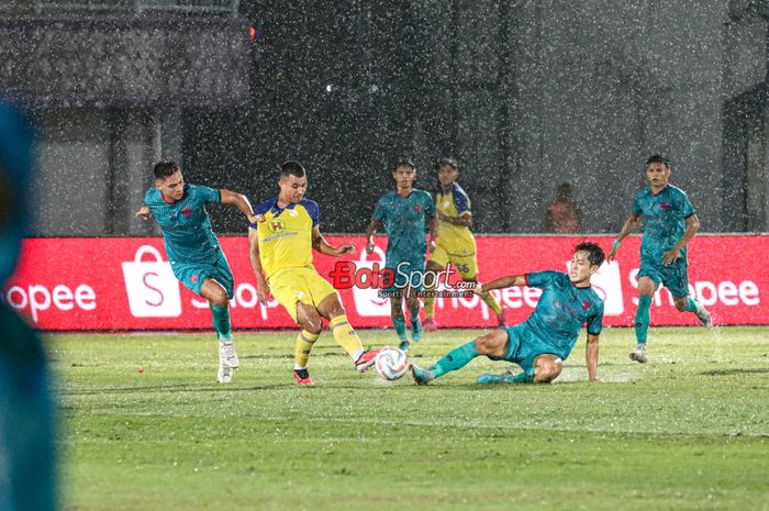 Gustavo Tocantins (tengah) sedang menguasai bola dan dibayangi Christian Rontini (kiri) serta Bae Sin-yeong (kanan) dalam laga pekan ke-18 Liga 1 2023 antara Persita Tangerang versus Barito Putera di Stadion Indomilk Arena, Tangerang, Banten, Sabtu (4/11/2023).