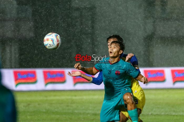 Rifky Dwi Septiawan (kiri) sedang menguasai bola saat bertanding dalam laga pekan ke-18 Liga 1 2023 antara Persita Tangerang versus Barito Putera di Stadion Indomilk Arena, Tangerang, Banten, Sabtu (4/11/2023).