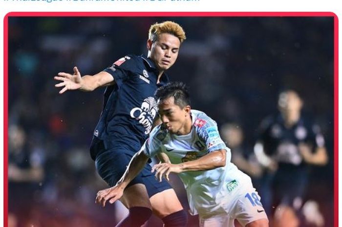 Dua pemain Timnas Thailand, Theerathon Bunmathan (kiri) dan Chanathip Songkrasin, saat berduel dalam laga Buriram United versus BG Pathum United di Liga Thailand.