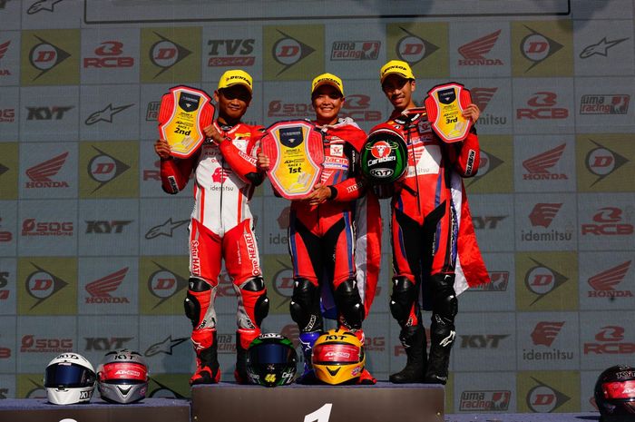 Pembalap Astra Honda Racing Team (AHRT) Rheza Danica Ahrens (kiri) berhasil raih podium kedua pada race pertama kelas Asia Production 250cc (AP250) di ajang Asia Road Racing Championship (ARRC) 2023 seri China, Sabtu (4/11/2023).