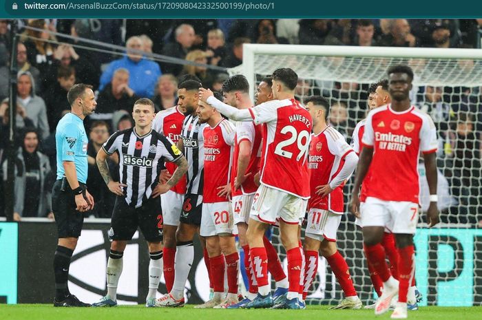 Para pemain Arsenal memprotes wasit setelah gol Anthony Gordon yang memberi kemenangan 1-0 Newcastle United.