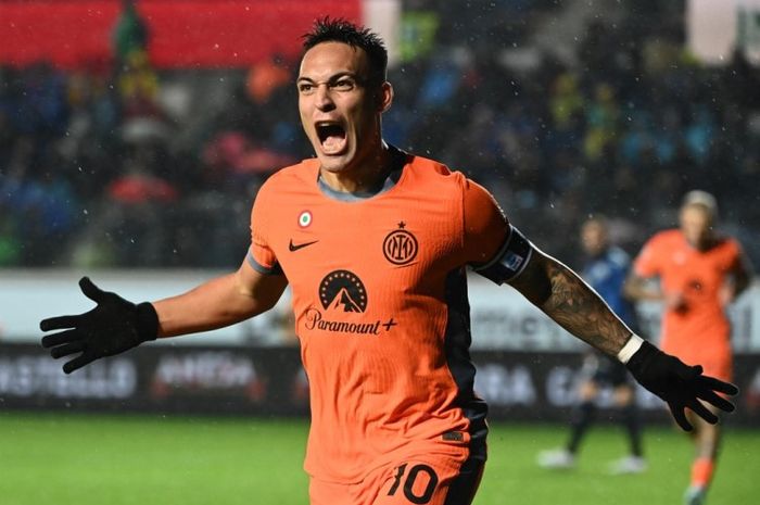 Lautaro Martinez merayakan golnya ke gawang Atalanta pada lanjutan Liga Italia 2023-2024.