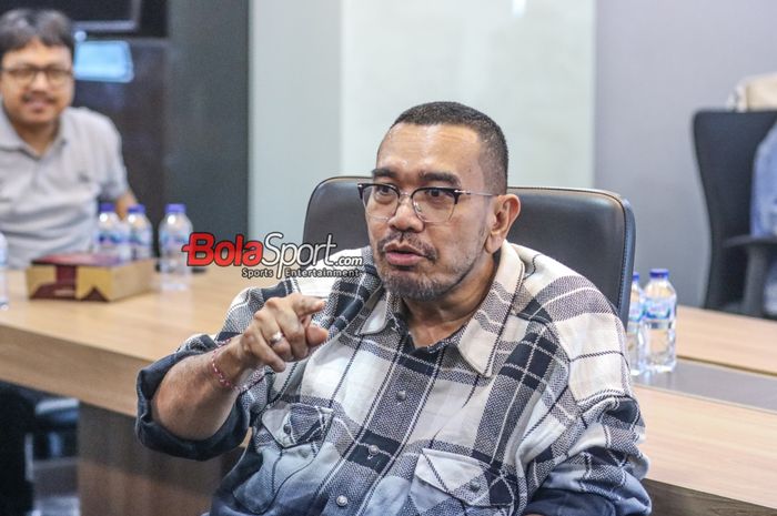 Anggota Komite Eksekutif (Exco PSSI), Arya Sinulingga, sedang memberikan keterangan kepada awak media di Kantor PSSI, GBK Arena, Senayan, Jakarta, Senin (6/11/2023).