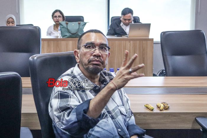 Anggota Komite Eksekutif (Exco PSSI), Arya Sinulingga, sedang memberikan keterangan kepada awak media di Kantor PSSI, GBK Arena, Senayan, Jakarta, Senin (6/11/2023).