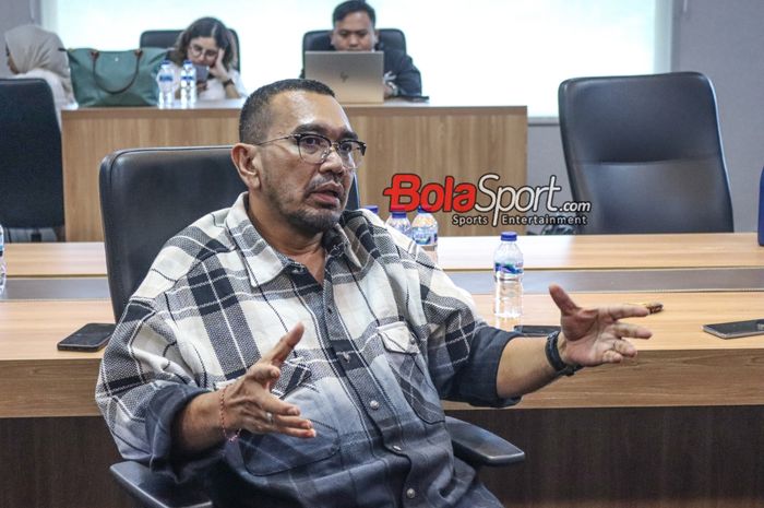 Anggota Komite Eksekutif (Exco PSSI), Arya Sinulingga, sedang memberikan keterangan kepada awak media di Kantor PSSI, GBK Arena, Senayan, Jakarta, Senin (6/11/2023).