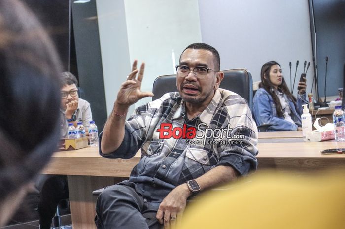 Anggota Komite Eksekutif (Exco PSSI), Arya Sinulingga, sedang memberikan keterangan kepada awak media di Kantor PSSI, GBK Arena, Senayan, Jakarta, Senin (6/11/2023).