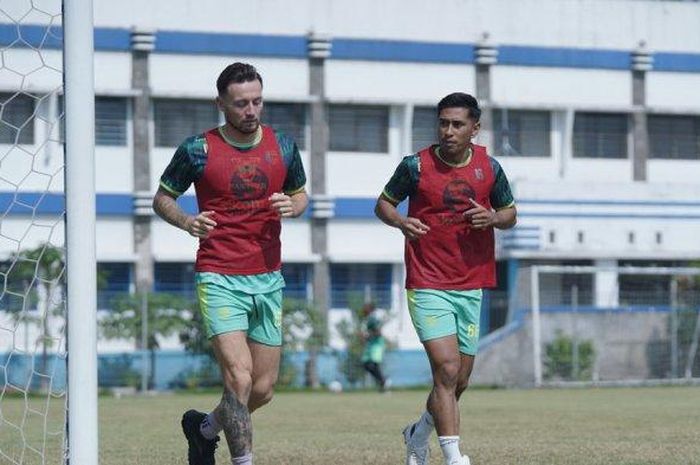 Marc Klok dan Daisuke Sato sedang berlatih bersama di Stadion Persib, Rabu (24/8/2022).