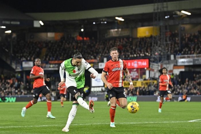 Aksi Darwin Nunez saat Liverpool mengimbangi Luton Town dalam lanjutan Liga Inggris 2023-2024.