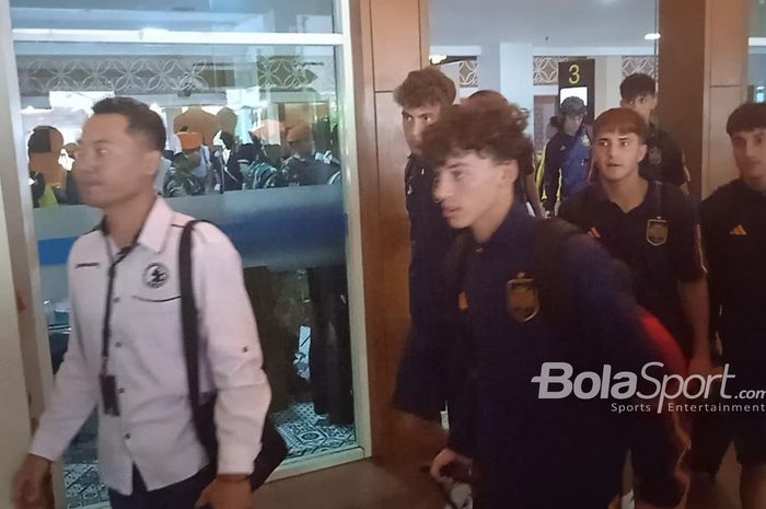 Skuad Timnas U-17 Spanyol yang tiba di Bandara Internasional Adi Sumarmo, Solo, Jawa Tengah, Senin (6/11/2023) siang WIB