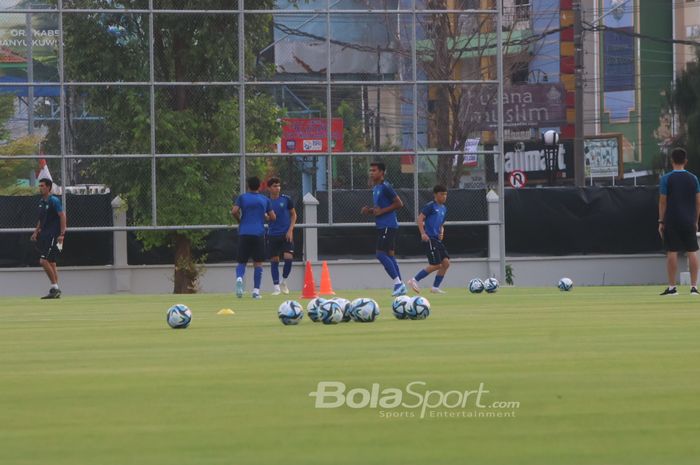 Suasana latihan Timnas U-17 Uzbekistan di lapangan Kota Barat, Kecamatan Banjarsari, Kota Solo, Senin (6/11/2023)