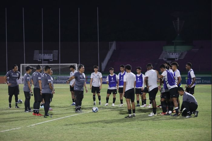 Suasana latihan timnas U-17 Indonesia di Stadion Gelora Delta Sidoarjo, Minggu (6/11/2023).