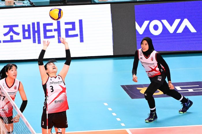 Setter Daejeon JungKwanJang Red Sparks, Yeum Hye-seon sedang memberikan umpan untuk Megati Hangestri Pertiwi pada pertandingan Liga Voli Korea 2023-2024