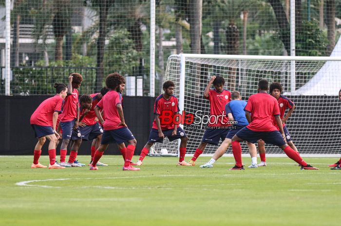 Sejumlah pemain timnas U-17 Kaledonia Baru sedang menjalani sesi latihan di Lapangan A, Senayan, Jakarta, Selasa (7/11/2023).